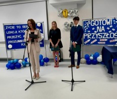 Powiększ zdjęcie Pani Dyrektor Monika Listwan kieruje słowa pożegnania do młodzieży