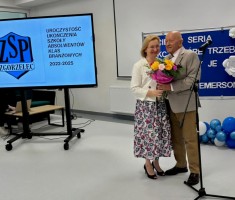 Powiększ zdjęcie Starszy Cechu Rzemiosł Różnych i Małej Przedsiębiorczości Pan Franciszek Wurszt wręcza kwiaty Pani Wicedyrektor ds. zawowdowych Monice Tymińskiej