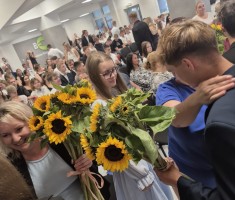 Powiększ zdjęcie Absolwenci wręczają kwiaty wychowawcom