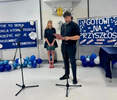 Powiększ zdjęcie Przedstawiciel absolwentów kieruje słowa do zebranych