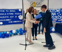 Powiększ zdjęcie Pani Dyrektor Monika Listwan wręcza uczniowi nagrodę