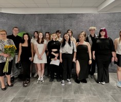 Powiększ zdjęcie Uczniowie klasy III f z wychowawczynią