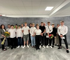 Powiększ zdjęcie Uczniowie klasy III el z wychowawczynią