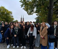 Powiększ zdjęcie Klasy%204E%20i%203aw:%20integracja%20we%20Wrocławiu