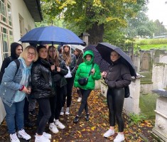 Powiększ zdjęcie Uczniowie klasy 4TL podczas zwiedzania Cmentarza Żydowskiego