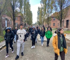 Powiększ zdjęcie Uczniowie podczas zwiedzania obozu Auschwitz