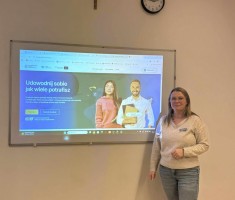 Powiększ zdjęcie Nauczyciel%20podczas%20zajęć