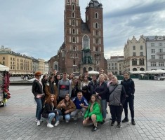 Powiększ zdjęcie Uczniowie wraz z opiekunami na tle Bazyliki Mariackiej