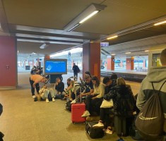 Powiększ zdjęcie Uczniowie na dworcu PKP w oczekiwaniu na pociąg do Zgorzelca