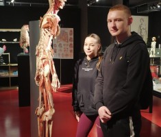 Powiększ zdjęcie Uczniowie podczas oglądania eksponatów na wystawie