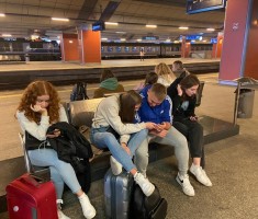 Powiększ zdjęcie Uczniowie na dworcu PKP w oczekiwaniu na pociąg do Zgorzelca