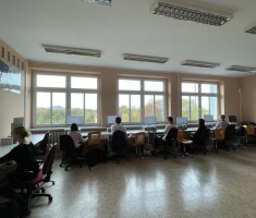 Powiększ zdjęcie Uczniowie podczas rozwiązywania zadań