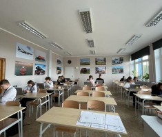 Powiększ zdjęcie Uczniowie podczas rozwiązywania zadań 