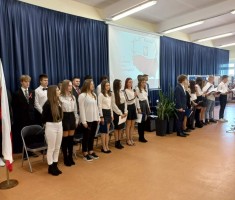 Powiększ zdjęcie Uczniowie występujący podczas akademii 