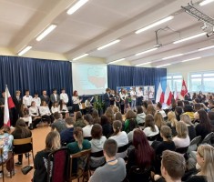 Powiększ zdjęcie Uczniowie występujący podczas akademii oraz słuchacze