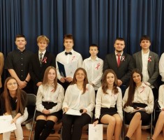 Powiększ zdjęcie Zdjęcie grupowe uczniów przygotowujących akademię wraz z nauczycielem