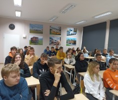 Powiększ zdjęcie Uczniowie podczas webinaru