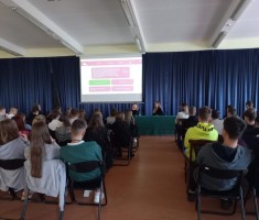 Powiększ zdjęcie Uczniowie podczas spotkania z przedstawicielami Europejskiego Centrum Konsumenckiego i Rzecznikiem Praw Konsumenta