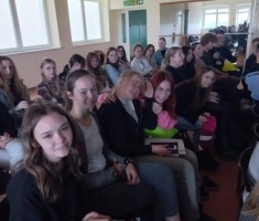 Powiększ zdjęcie Uczniowie podczas spotkania z przedstawicielami Europejskiego Centrum Konsumenckiego i Rzecznikiem Praw Konsumenta