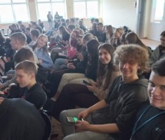 Powiększ zdjęcie Uczniowie podczas spotkania z przedstawicielami Europejskiego Centrum Konsumenckiego i Rzecznikiem Praw Konsumenta