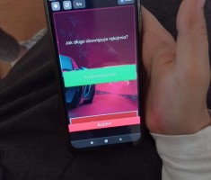 Powiększ zdjęcie Uczniowie rozwiązujący quiz na telefonach komórkowych