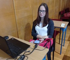 Powiększ zdjęcie Nasza uczennica na sali przed Olimpiadą