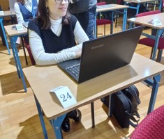 Powiększ zdjęcie Nasza uczennica na sali przed Olimpiadą