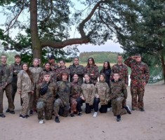 Powiększ zdjęcie Uczniowie podczas musztry wojskowej