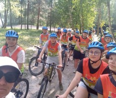 Powiększ zdjęcie Uczestnicy zielonej szkoły podczas wycieczki rowerowej