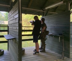 Powiększ zdjęcie Uczniowie na strzelnicy