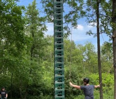 Powiększ zdjęcie Uczniowie podczas wspinaczki na skrzynki