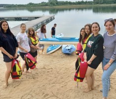 Powiększ zdjęcie Uczestnicy zielonej szkoły na tle jeziora