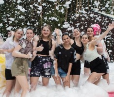 Powiększ zdjęcie Zabawa w pianie