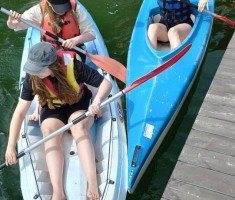 Powiększ zdjęcie Uczestnicy zielonej szkoły podczas wyprawy kajakowej