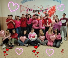 Powiększ zdjęcie Walentynkowa klasa 2L