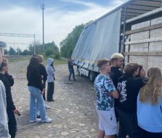 Powiększ zdjęcie Młodzież podczas szkolenia