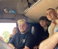 Powiększ zdjęcie Młodzież w kabinie kierowcy