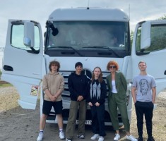 Powiększ zdjęcie Młodzież z nauczycielką przedmiotów logistycznych 