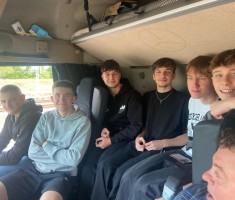 Powiększ zdjęcie Młodzież w kabinie kierowcy