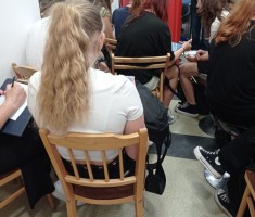 Powiększ zdjęcie Młodzież podczas rozwiązywania zadania - wyszukiwanie tytułów książek