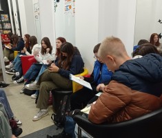 Powiększ zdjęcie Uczniowie w Mediatece podczas pierwszych warsztatów 