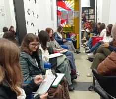 Powiększ zdjęcie Uczniowie w Mediatece podczas pierwszych warsztatów 