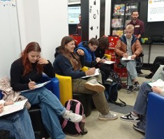 Powiększ zdjęcie Uczniowie w Mediatece podczas pierwszych warsztatów 