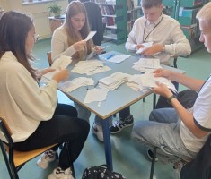 Powiększ zdjęcie Komisja podczas liczenia głosów