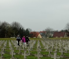 Powiększ zdjęcie Uczniowie wśród grobów poległych żołnierzy
