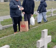 Powiększ zdjęcie Uczniowie zapalają znicze na grobach żołnierzy