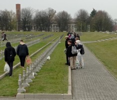 Powiększ zdjęcie Uczniowie wśród grobów poległych żołnierzy