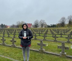 Powiększ zdjęcie Uczniowie 2f/w na grobach poległych żołnierzy