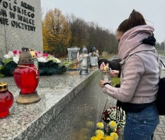 Powiększ zdjęcie Uczniowie 2f/w przed Pomnikiem Orła Piastowskiego