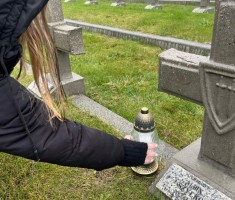 Powiększ zdjęcie Uczniowie 2f/w na grobach poległych żołnierzy